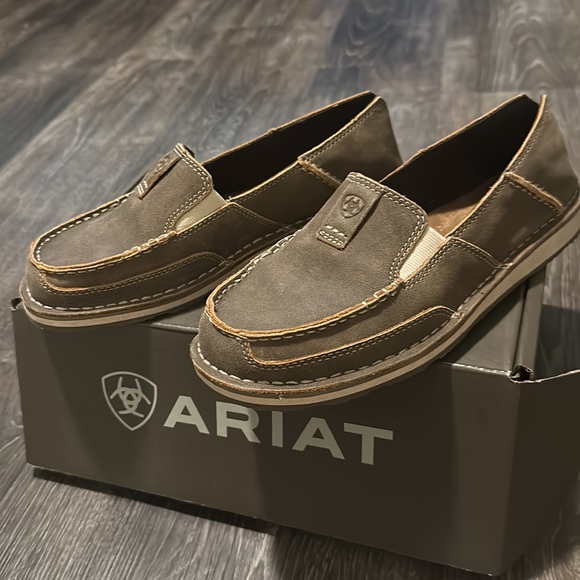 Ariat cruiser brown bomber like new worn once inside - Picture 4 of 4